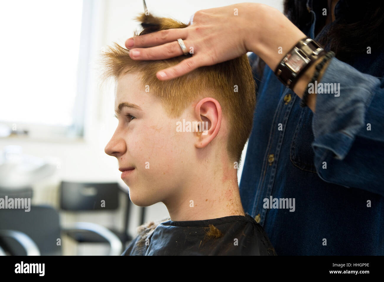 L'hygiène, de coiffure, de l'adolescent, coupe de cheveux, garçon, homme,  femme, enfant, beauté, rire Photo Stock - Alamy