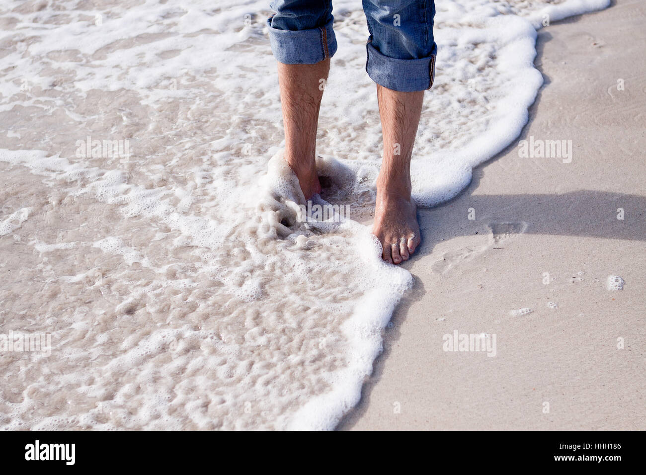 'The Fashion im sand und wasser am strand im freien im Sommer Urlaub Banque D'Images