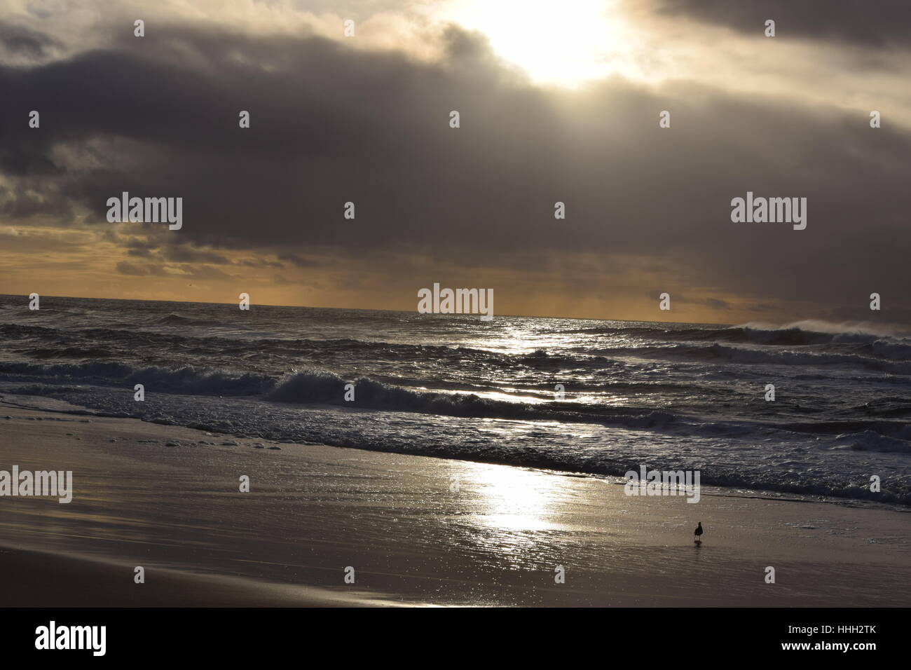 Des rayons de lumière à travers les nuages sombres d'éclatement et de refléter dans le port ci-dessous Banque D'Images