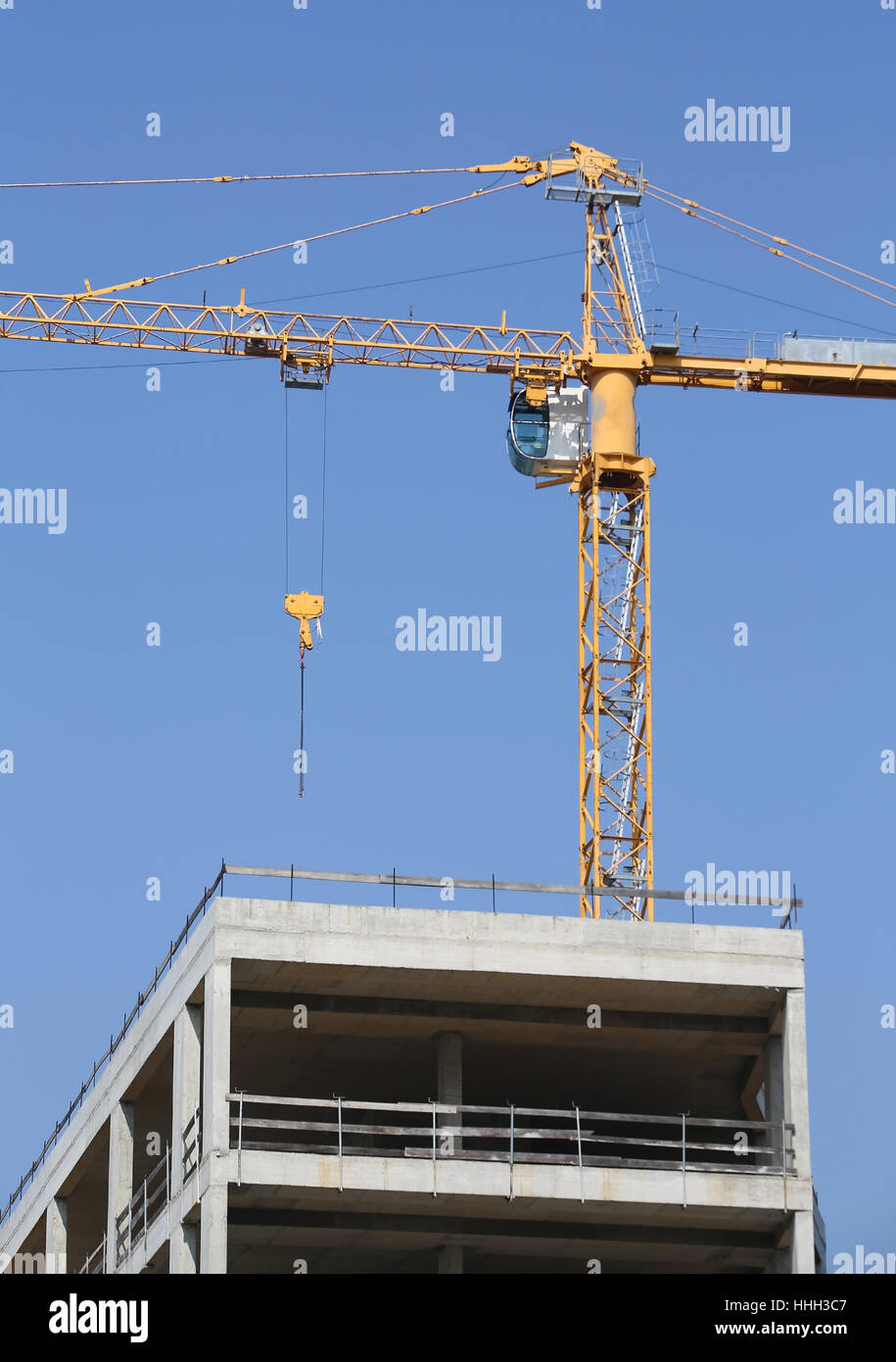 Bâtiment en construction et d'une grande grue jaune Banque D'Images
