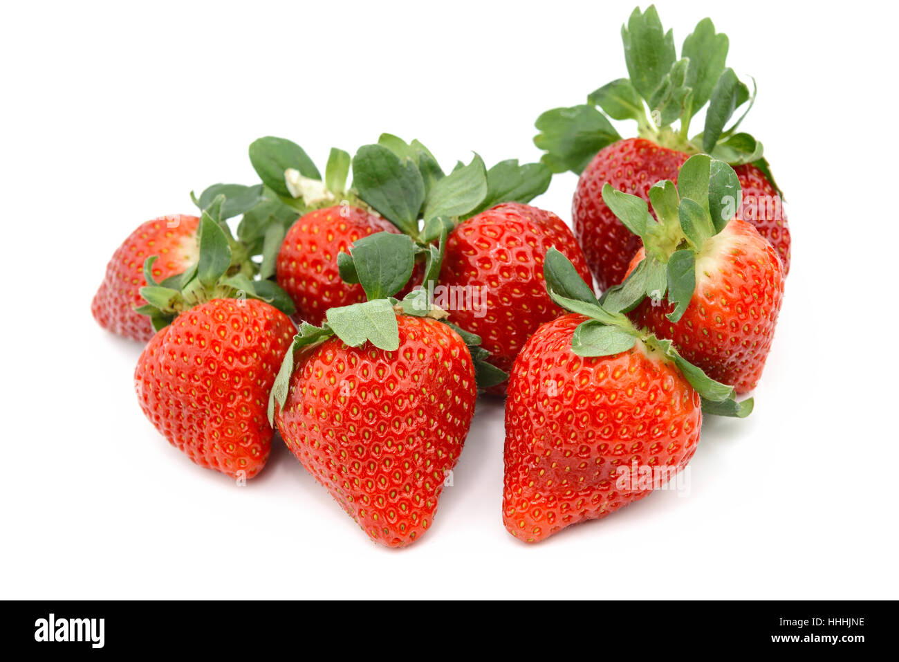 Fraises fraîches isolées sur fond blanc. L'accumulation et l'organisation dans l'ordre. Banque D'Images