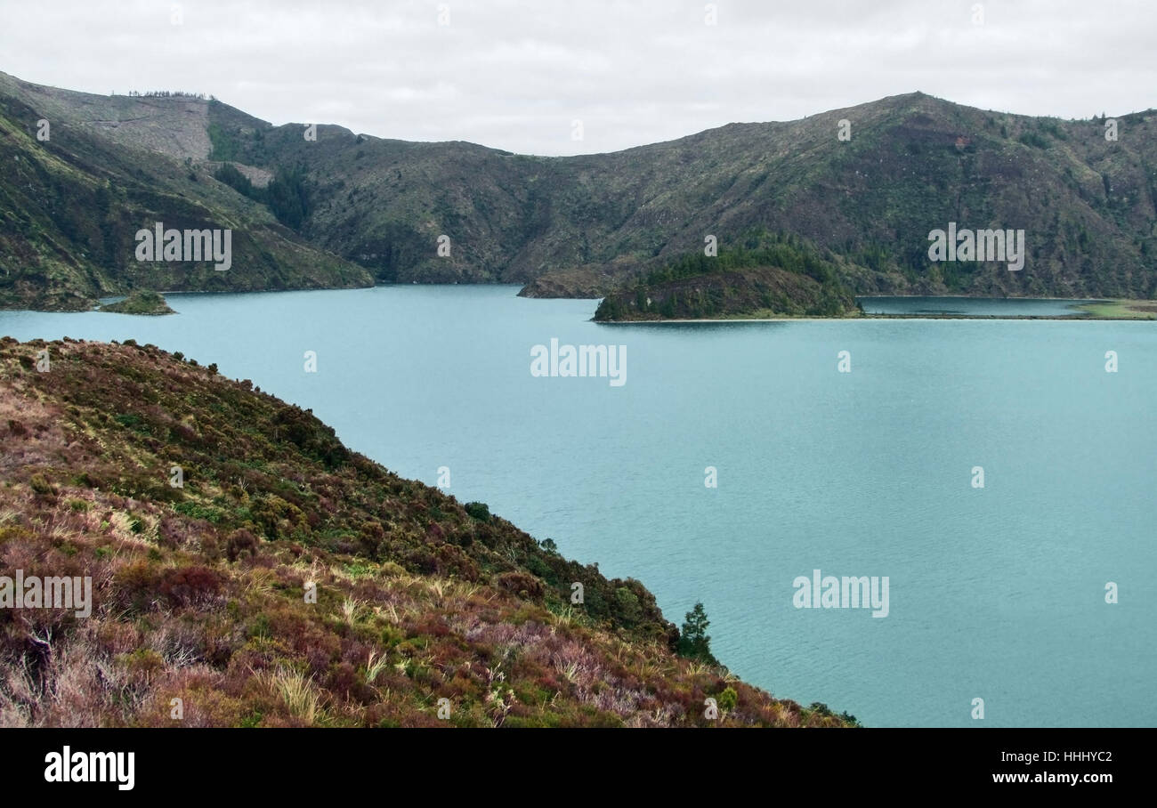 Paysage vallonné au bord du lac de l'île de São Miguel, la plus grande île de l'archipel des Açores, un groupe d'îles volcanique situé au milieu de l'océan Atlantique Nord (Portugal) Banque D'Images