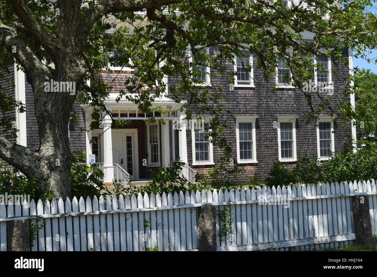 L'extérieur d'un nouveau bâtiment de style Cape Cod l'Angleterre avec la verdure et une clôture blanche Banque D'Images