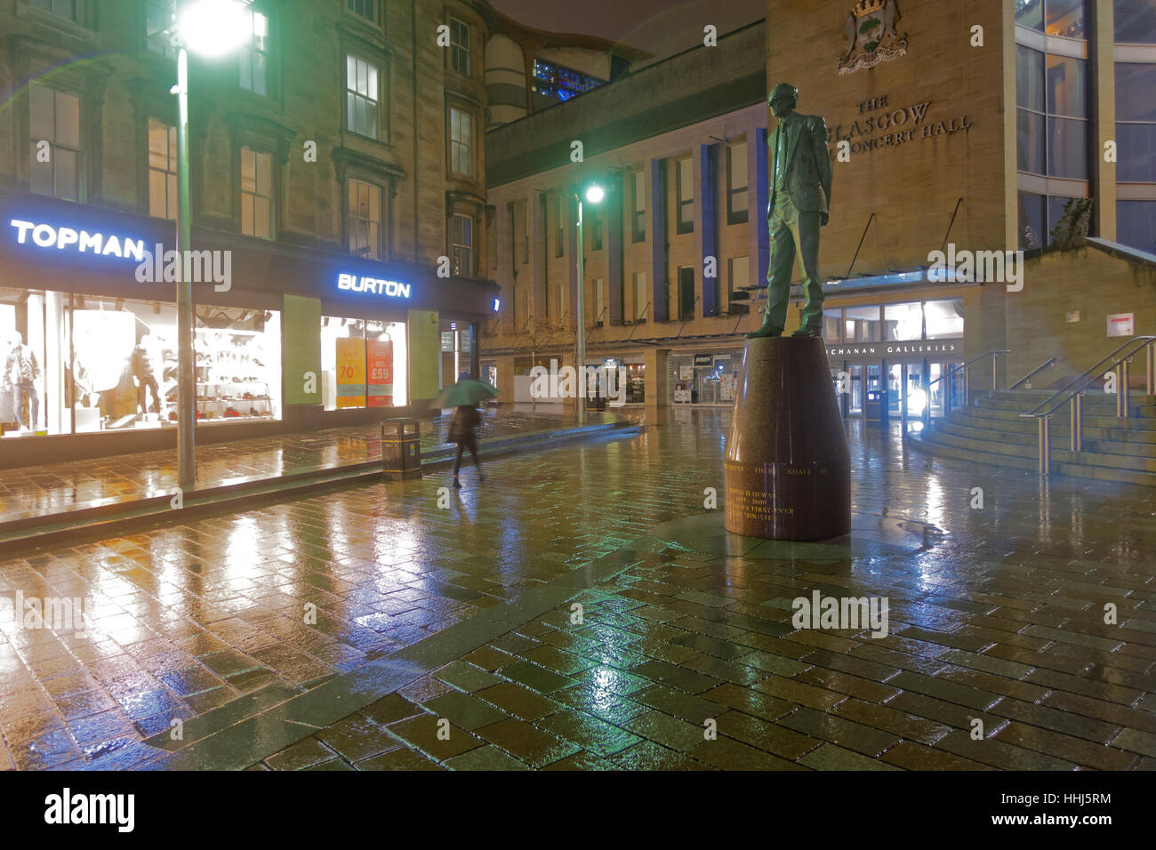 Météo pluie nuit de Glasgow à la Glasgow concert hall statue de Donald Dewer sur sauchiehall Buchanan Banque D'Images