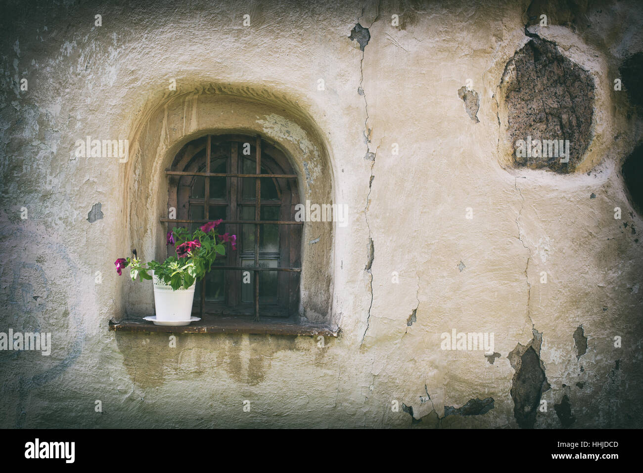 Chambre retro grunge mur fissuré avec fenêtre Banque D'Images