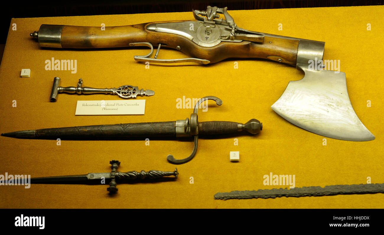 Présenter avec des armes différentes. Pistolets et de dagues. 17e18e