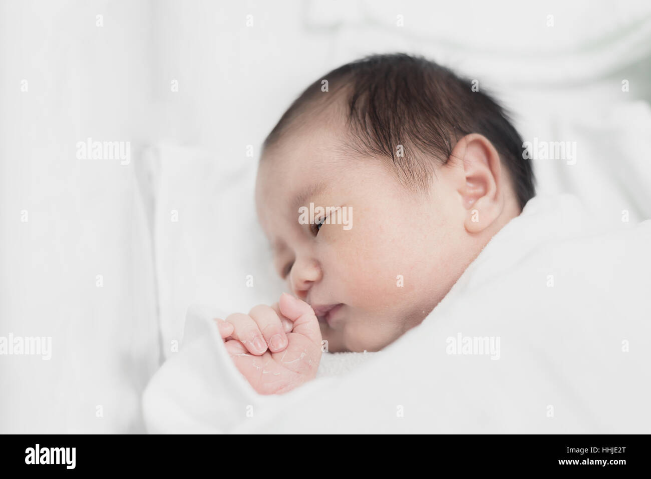 Asian newborn baby boy dormir dans une couverture blanche. 2 jours nouveau-né garçon. Banque D'Images