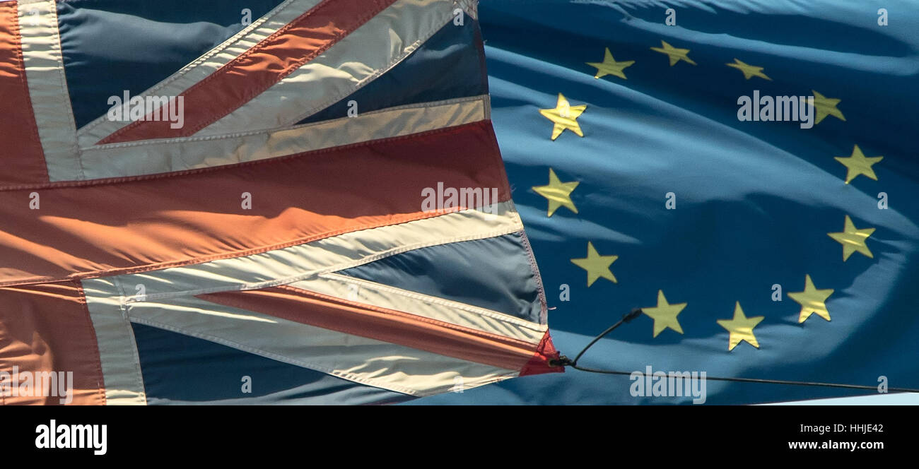 Une union d'un drapeau et d'un drapeau de l'Union européenne voler d'un immeuble situé dans le centre de Londres. Banque D'Images