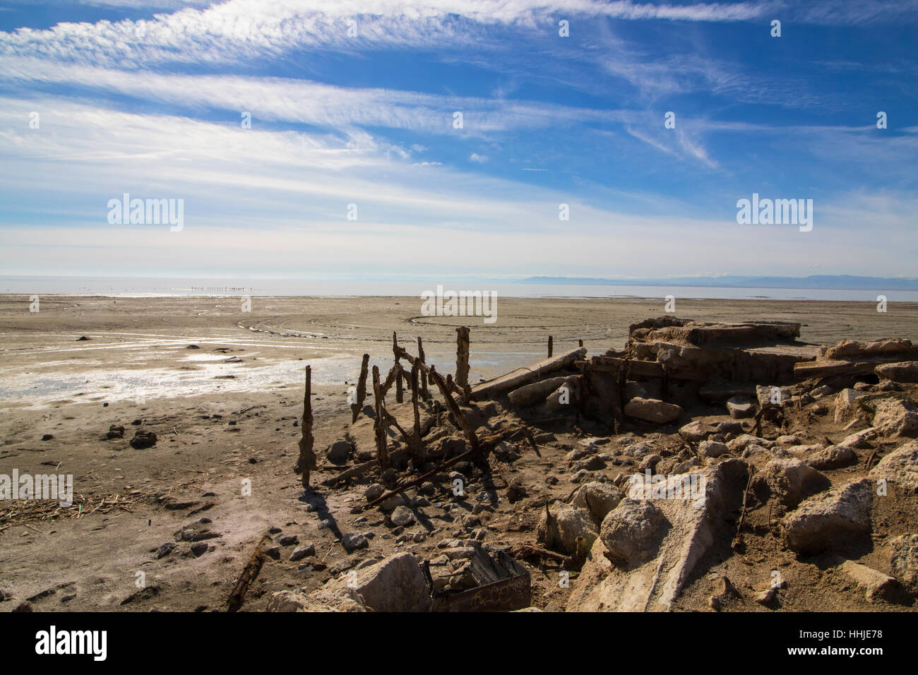 Paysage désertique bateau abandonné à quai à Bombay Beach à la Salton Sea en Californie désert Banque D'Images