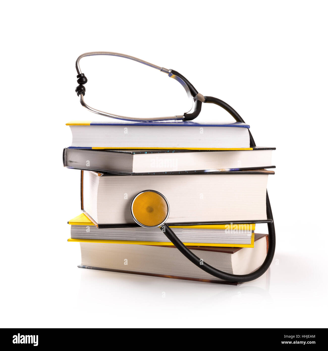 Éducation médicale - pile de livres avec stéthoscope sur blanc Banque D'Images