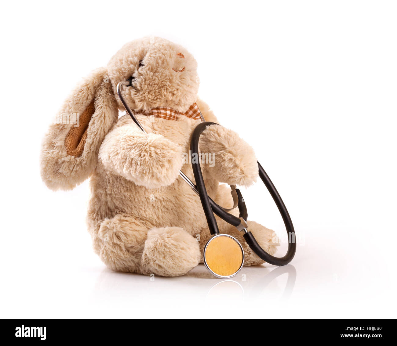 Pédiatre concept - lapin jouet avec stéthoscope sur fond blanc Banque D'Images