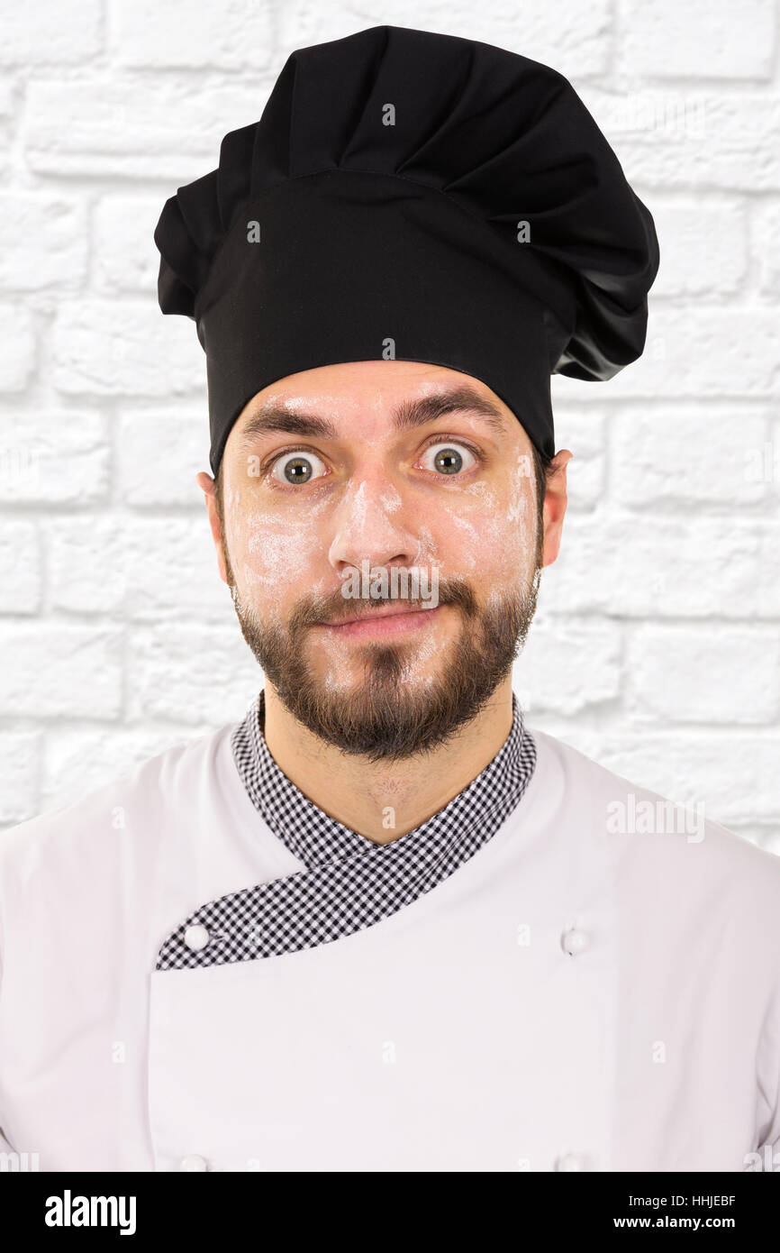 Chef Drôle Avec Barbe Cuisinier. Homme Barbe Et Moustache Portant Un  Tablier à Bavette. Couche-culotte. Portrait D'un Chef Cuisinier Heureux.  Chapeau De Cuisinier. Chef Barbu, Cuisiniers Ou Boulanger. Chefs Masculins  Barbus Isolés