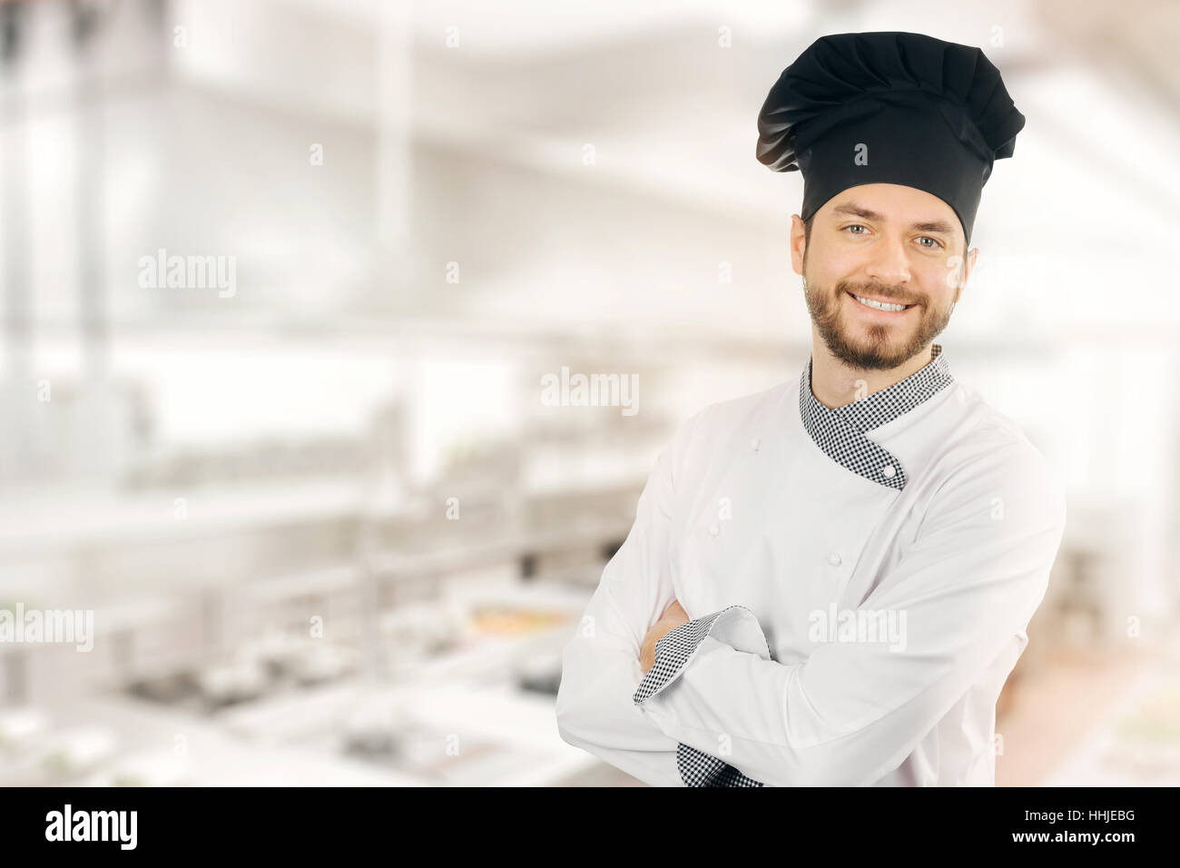 Happy smiling chef standing en cuisine. copy space Banque D'Images