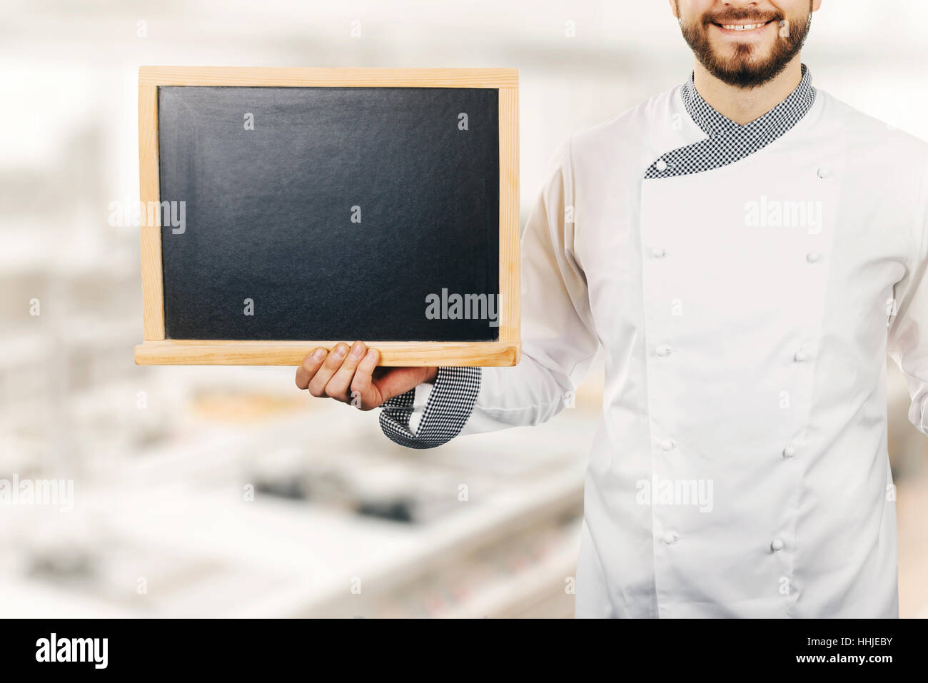 Cuisinier chef holding blank blackboard dans la main Banque D'Images