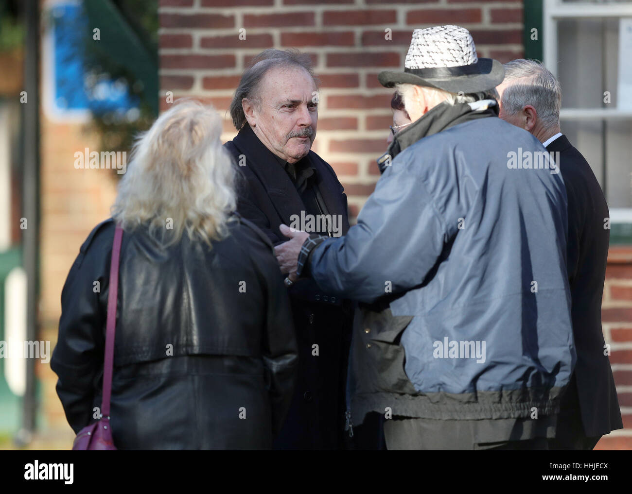 Le batteur, John Coghlan arrive à Woking Crematorium pour les funérailles de guitariste Rick Parfitt Status Quo qui est mort la veille de Noël. Banque D'Images