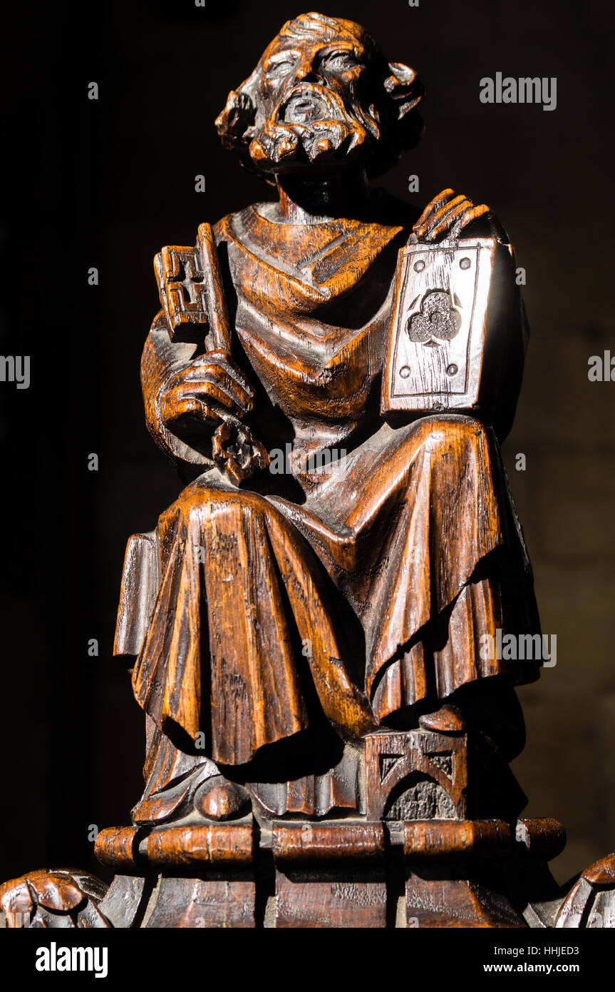 Une figure religieuse en bois sculpté tenant un livre Banque D'Images