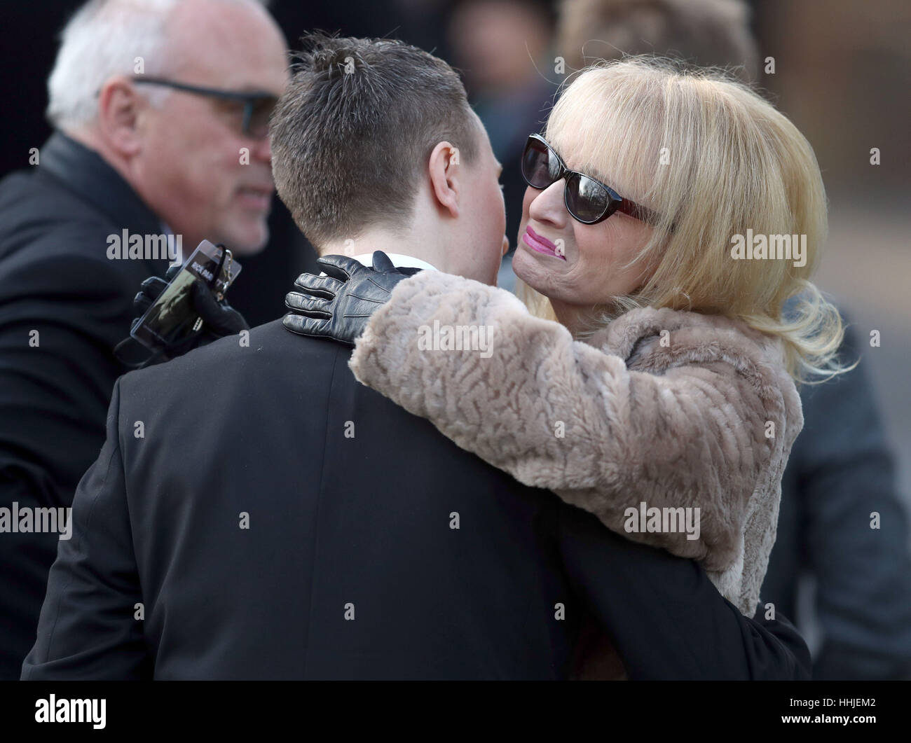 Patti Beedon arrive à Woking Crematorium pour les funérailles de son ex mari et le statut quo guitariste Rick Parfitt, décédé la veille de Noël. Banque D'Images