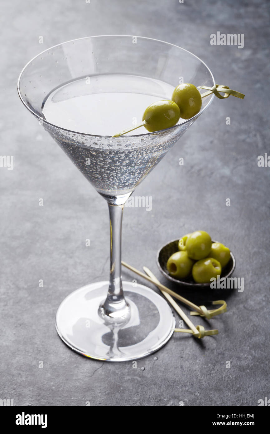 Cocktail Martini sur table en pierre sombre Banque D'Images