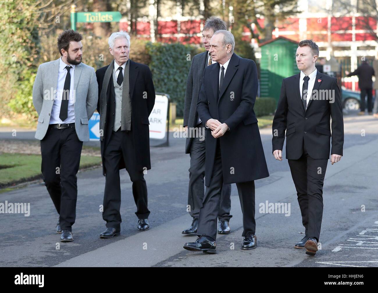 Les membres de status quo (gauche-droite) Leon Grotte, Andy Bown, John 'Rhino' Edwards, Francis Rossi et Richie Malone arrivent à Woking Crematorium pour les funérailles de guitariste Rick Parfitt Status Quo qui est mort la veille de Noël. Banque D'Images