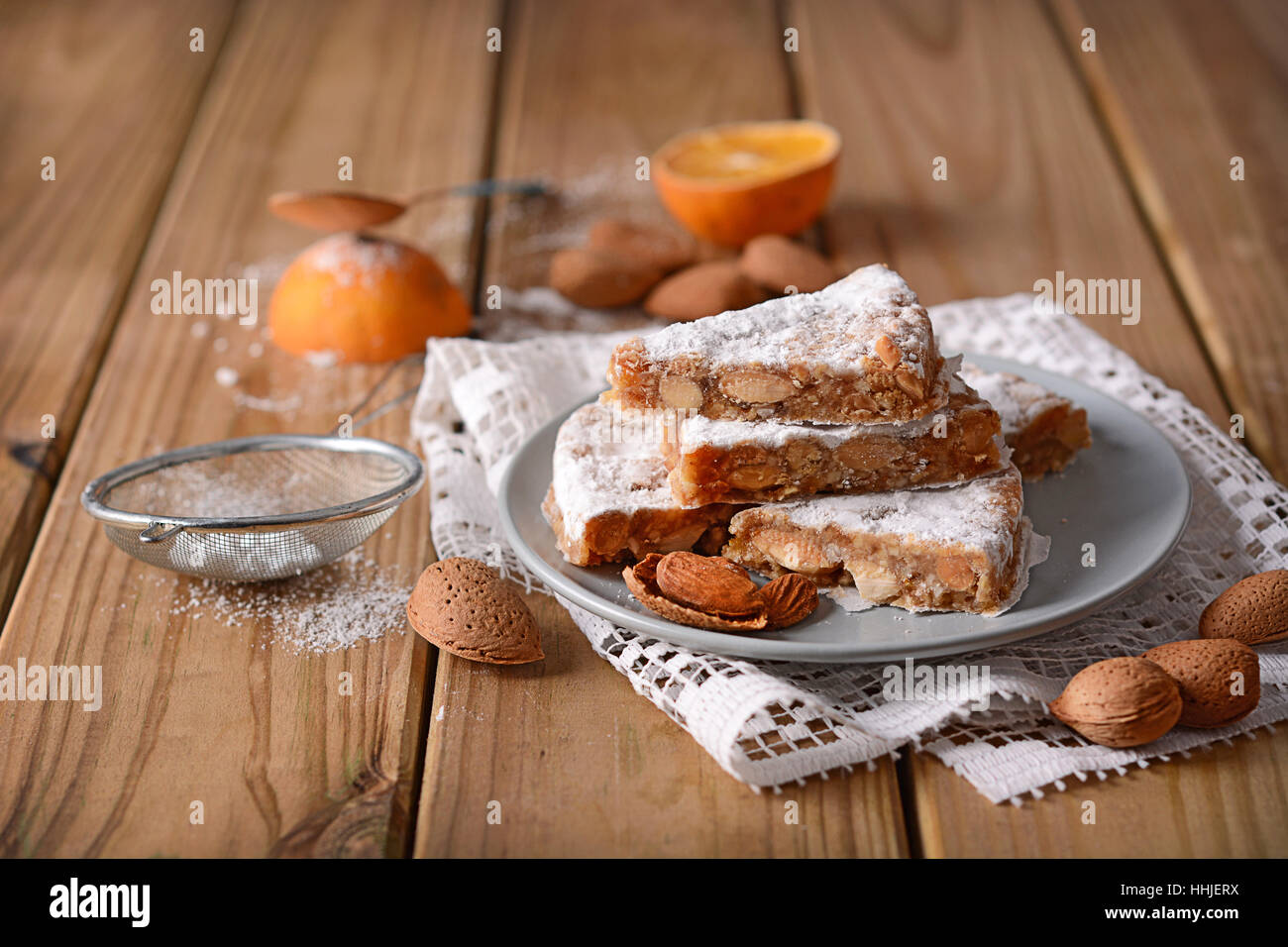 Panforte De Sienne Gateau De Noel Traditionnel Italien Avec Des Amandes Et L Ecorce D Orange Sur La Table Photo Stock Alamy
