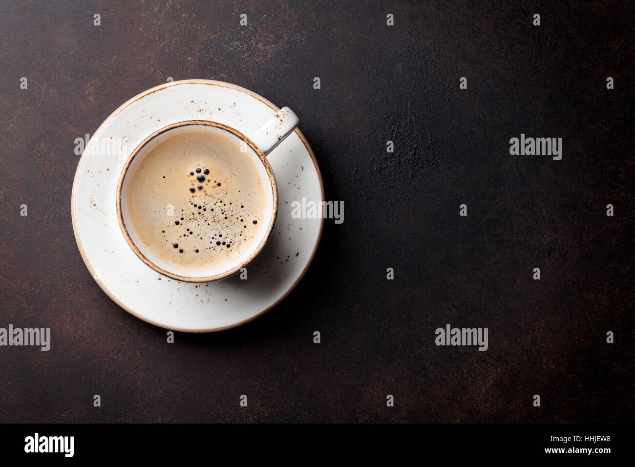 Tasse de café sur la vieille table de cuisine. Vue supérieure avec copyspace pour votre texte Banque D'Images