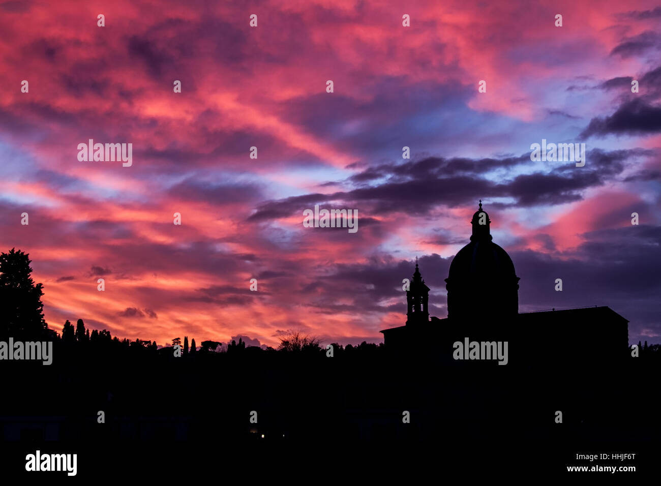 Coucher du soleil à Florence, Italie sur le fleuve Arno et l'église de San Frediano in Cestello. Banque D'Images