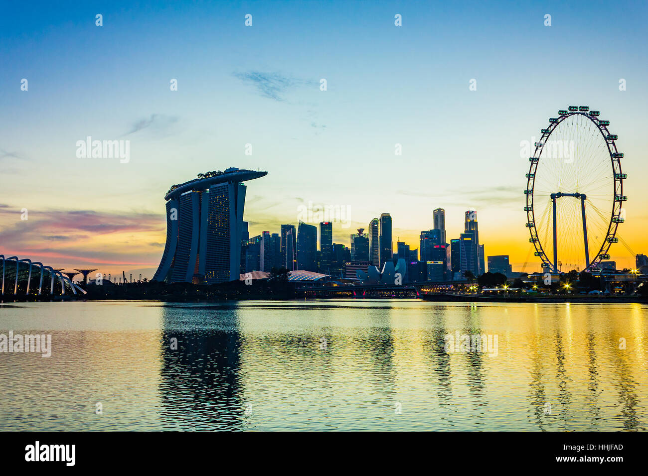 Paysage urbain et voir des gratte-ciel à l'heure du coucher du soleil à Singapour, au crépuscule, au bord de l'eau Paysage Technique de réflexion Banque D'Images