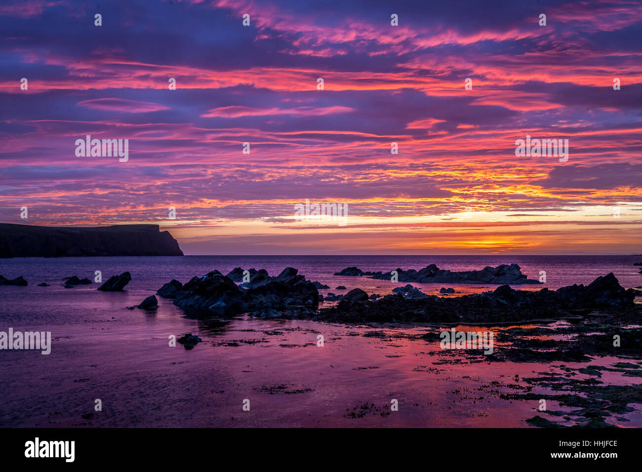 Coucher de soleil sur Bigton Wick, Mainland, Shetland, Scotland, UK Banque D'Images