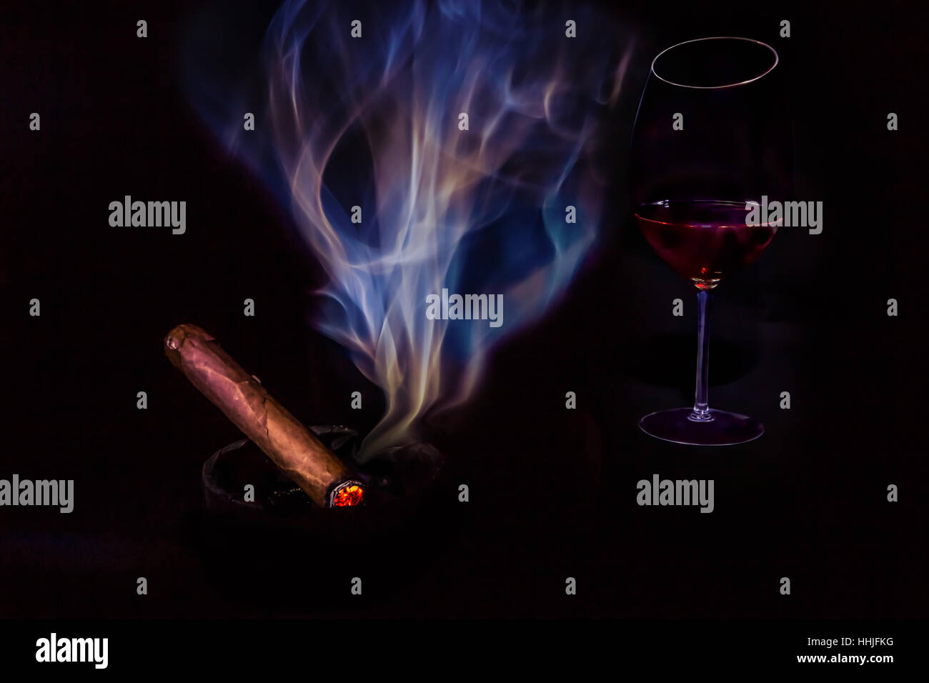 Un stogie et un verre de vin. Banque D'Images