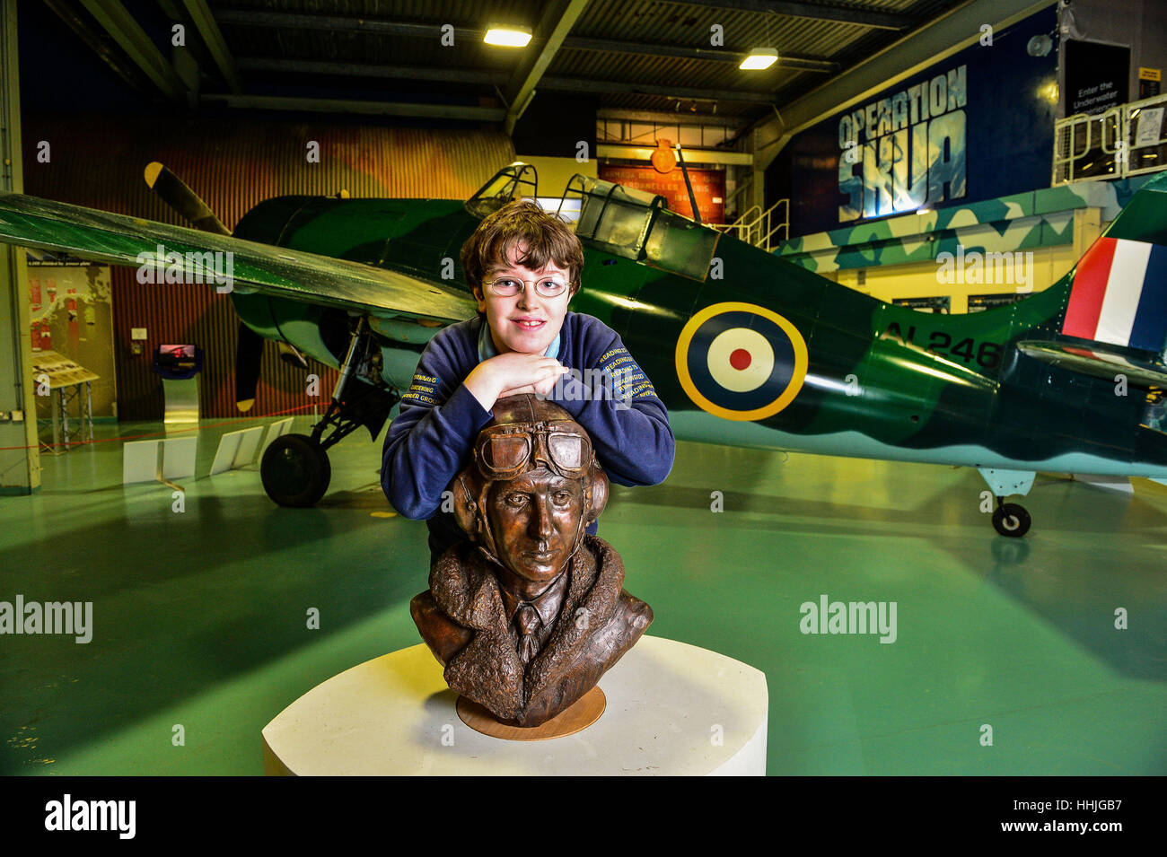 Eachan Hardie, 12, avec un buste du capitaine Eric &Ograve;Winkle & oacute ; Brown, un pilote de la DEUXIÈME GUERRE MONDIALE qui détient le record du monde pour le porte-avions la plupart des décollages (2 407) et le plus (2 271), et le 3 décembre 1945, et est devenu le premier pilote à atterrir et décoller un aéronef à réaction, un vampire de la mer, sur un porte-avions, au Musée National de la Marine royale à la Fleet Air arm Museum, Yeovil, Somerset. Banque D'Images