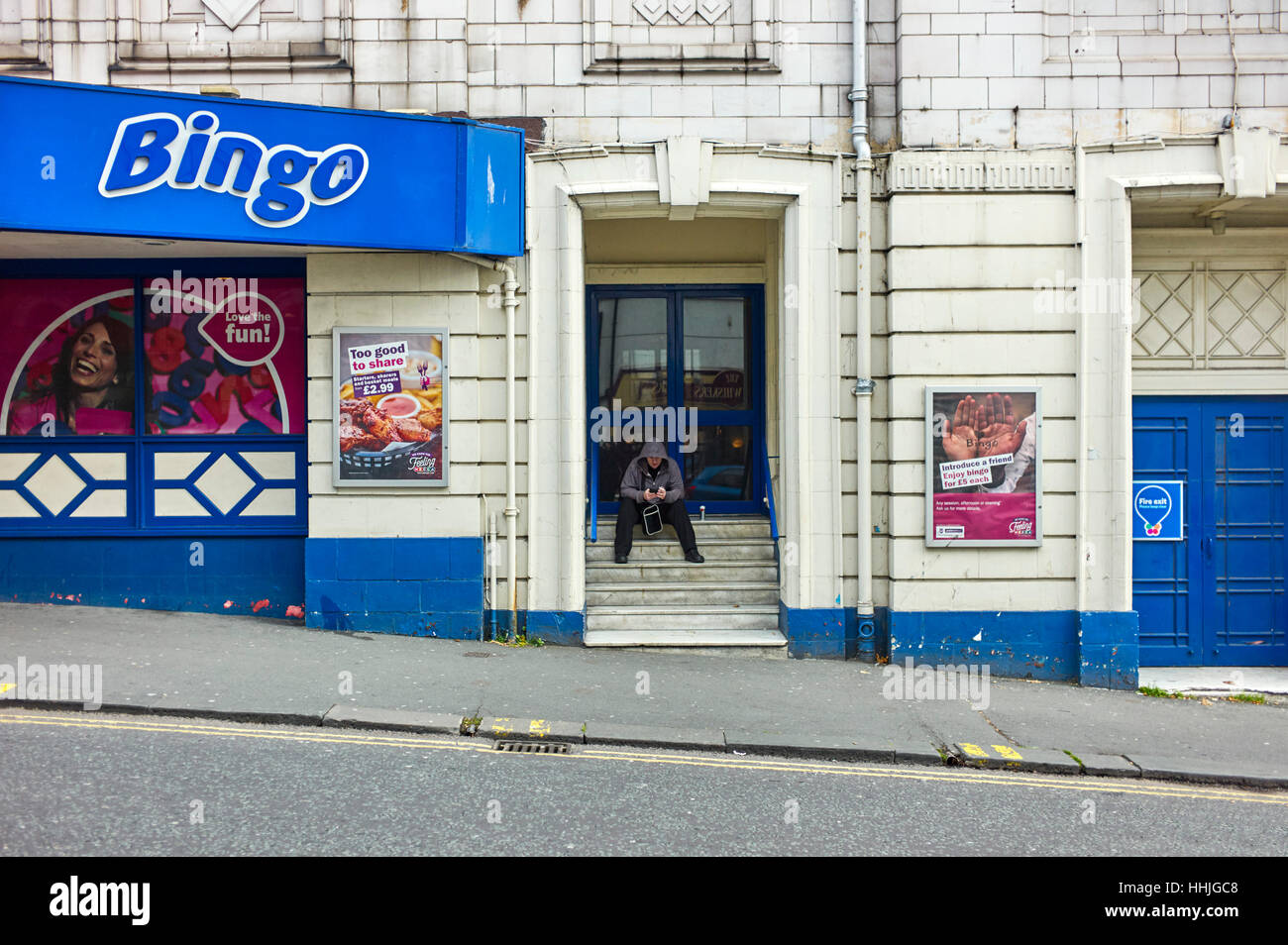 Fumer à l'extérieur de l'homme et les sms salle de bingo Banque D'Images