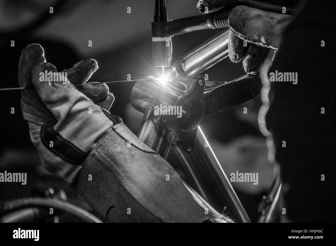 Un châssis en acier sur mesure vtt est soudé TIG dans un atelier. Banque D'Images