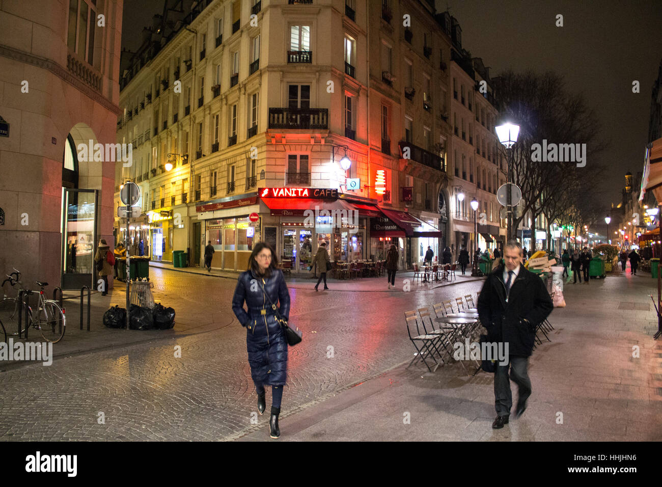 Un couple marche loin, séparés à Paris. Banque D'Images