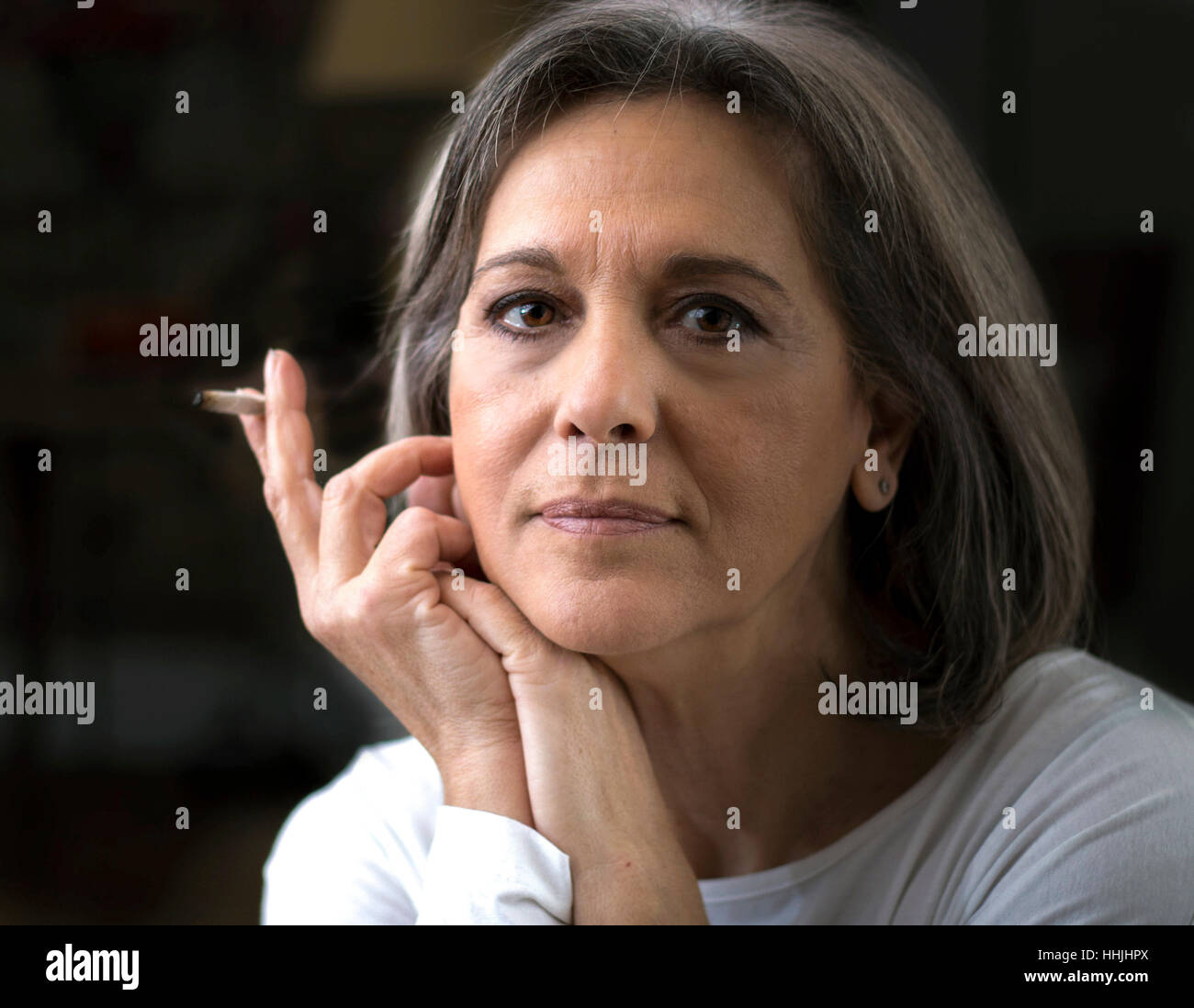 Portrait of young woman holding a cigarette. Banque D'Images