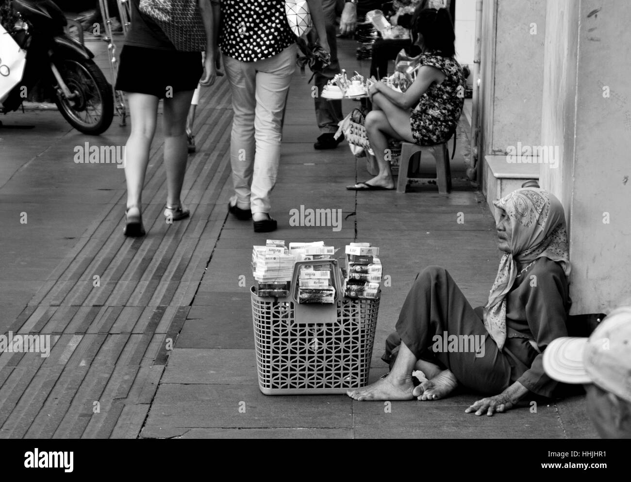 Vendeur de cigarettes femme, assise, vendre des cigarettes dans la rue Banque D'Images
