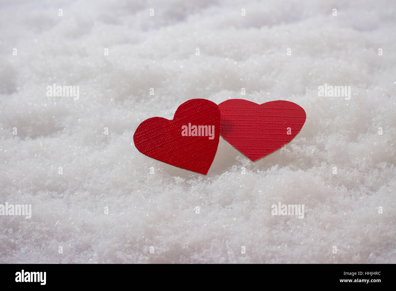 Deux coeurs rouges dans la neige, vue du dessus Banque D'Images