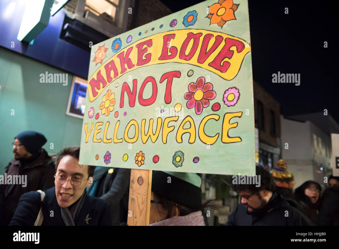 Londres, Royaume-Uni. 19 Jan, 2017. Manifestation devant le Notting Hill Coronet Theatre. Les protestataires ont accusé la salle d'impression dans la région de Notting Hill's old Coronet construction de la "yellowface casting' dans sa production d'Howard Barker's play "dans les profondeurs de l'amour'. Credit : Alberto Pezzali/Pacific Press/Alamy Live News Banque D'Images