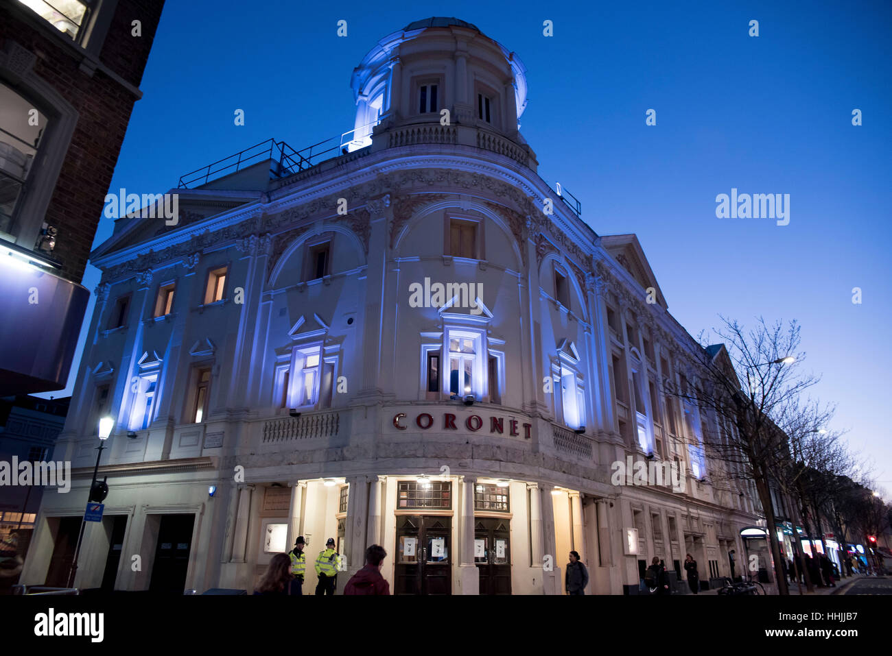 Londres, Royaume-Uni. 19 Jan, 2017. Manifestation devant le Notting Hill Coronet Theatre. Les protestataires ont accusé la salle d'impression dans la région de Notting Hill's old Coronet construction de la "yellowface casting' dans sa production d'Howard Barker's play "dans les profondeurs de l'amour'. Credit : Alberto Pezzali/Pacific Press/Alamy Live News Banque D'Images