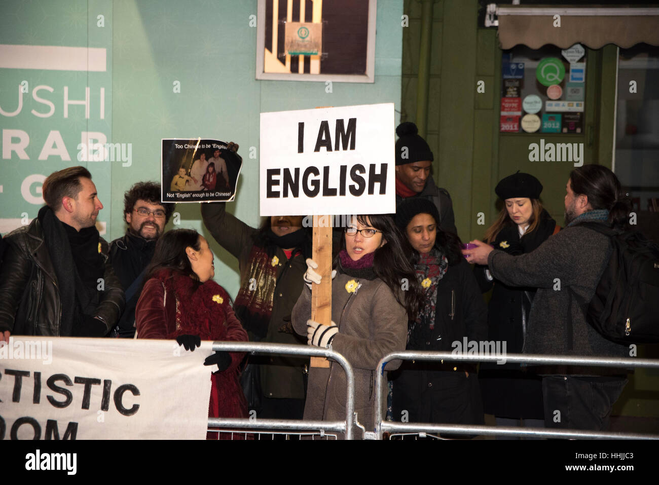 Londres, Royaume-Uni. 19 Jan, 2017. Manifestation devant le Notting Hill Coronet Theatre. Les protestataires ont accusé la salle d'impression dans la région de Notting Hill's old Coronet construction de la "yellowface casting' dans sa production d'Howard Barker's play "dans les profondeurs de l'amour'. Credit : Alberto Pezzali/Pacific Press/Alamy Live News Banque D'Images