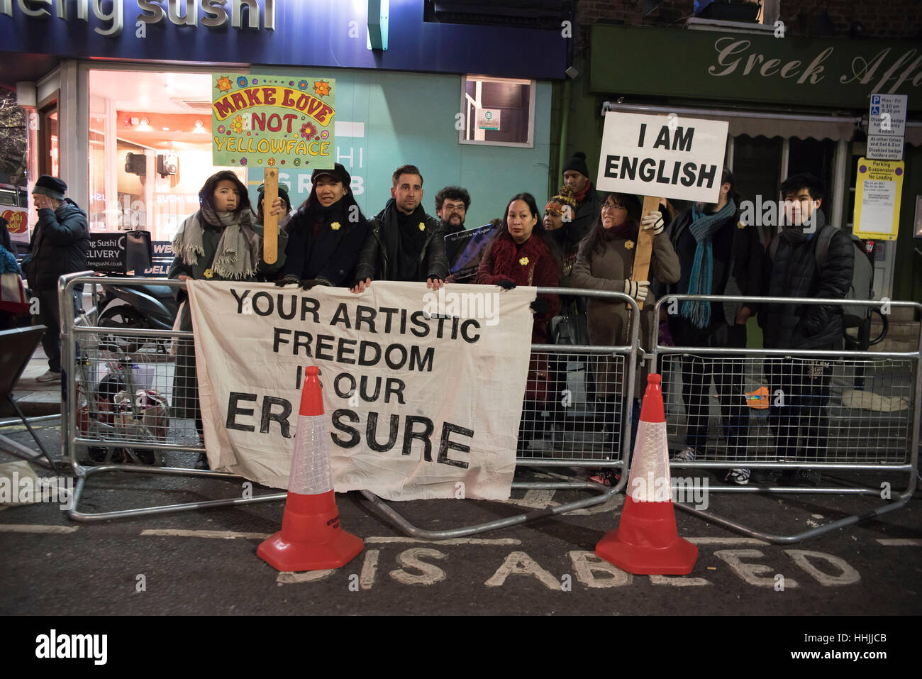 Londres, Royaume-Uni. 19 Jan, 2017. Manifestation devant le Notting Hill Coronet Theatre. Les protestataires ont accusé la salle d'impression dans la région de Notting Hill's old Coronet construction de la "yellowface casting' dans sa production d'Howard Barker's play "dans les profondeurs de l'amour'. Credit : Alberto Pezzali/Pacific Press/Alamy Live News Banque D'Images