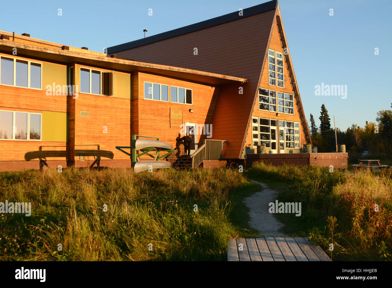 L'extérieur du Cree Village Ecolodge, et la propriété et la gestion autochtone Lodge situé dans le village de Moose Factory, dans le nord de l'Ontario, Canada. Banque D'Images