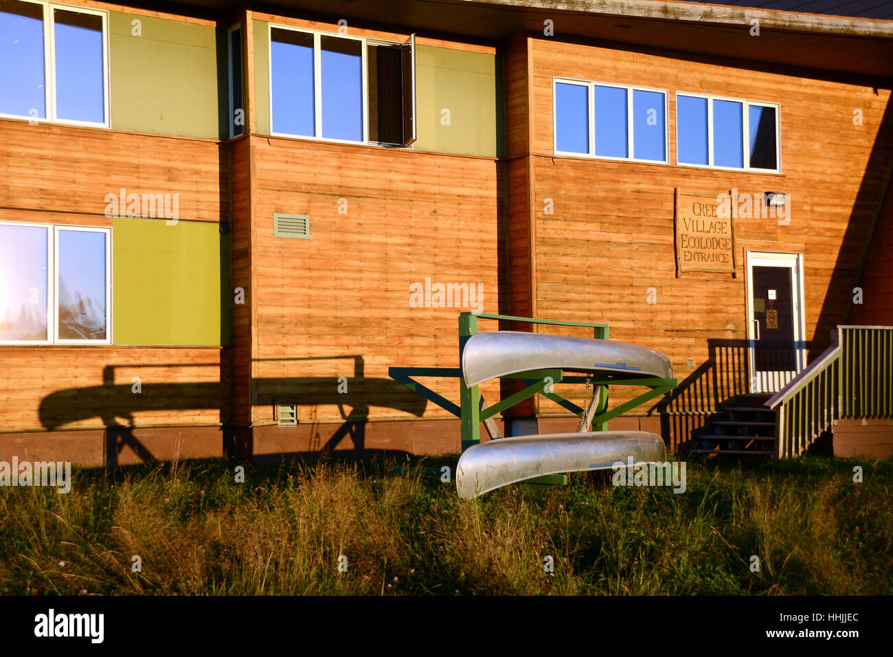 L'extérieur du Cree Village Ecolodge, et la propriété et la gestion autochtone Lodge situé dans le village de Moose Factory, dans le nord de l'Ontario, Canada. Banque D'Images