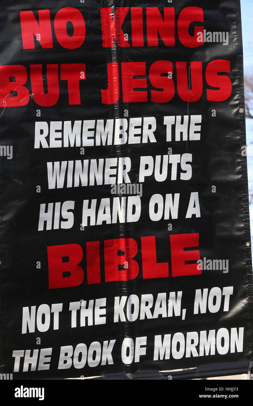 Washington, USA. 19 janvier 2017. Un jour avant l'atout de Donald est d'être inauguré comme le 45e président des États-Unis, des milliers de personnes s'est abattue sur Washington, D.C. Beaucoup étaient partisans d'atout qui avaient des billets pour voir l'inauguration, d'autres attendaient en ligne par le Lincoln Memorial pour voir le concert gratuit par chanteur country Toby Keith. Plusieurs groupes, y compris Code Rose, anarchistes, Black vit et à arrêter l'incarcération de masse, réseau étaient également présents pour montrer ou se préparer à des rassemblements. Credit : Andy Katz/Pacific Press/Alamy Live News Banque D'Images