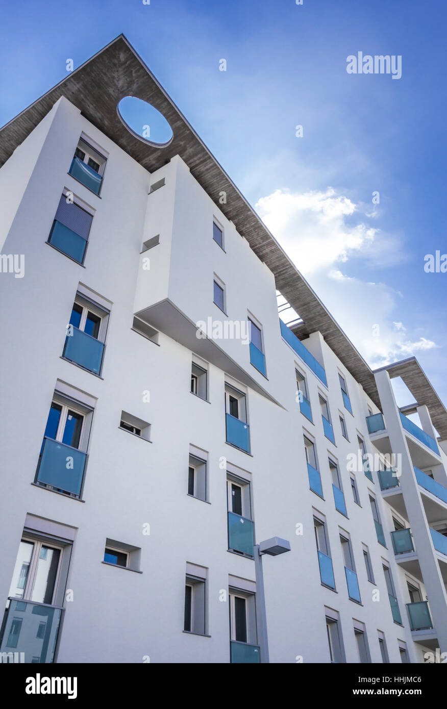 White living house avec appartements avec le fond de ciel Banque D'Images