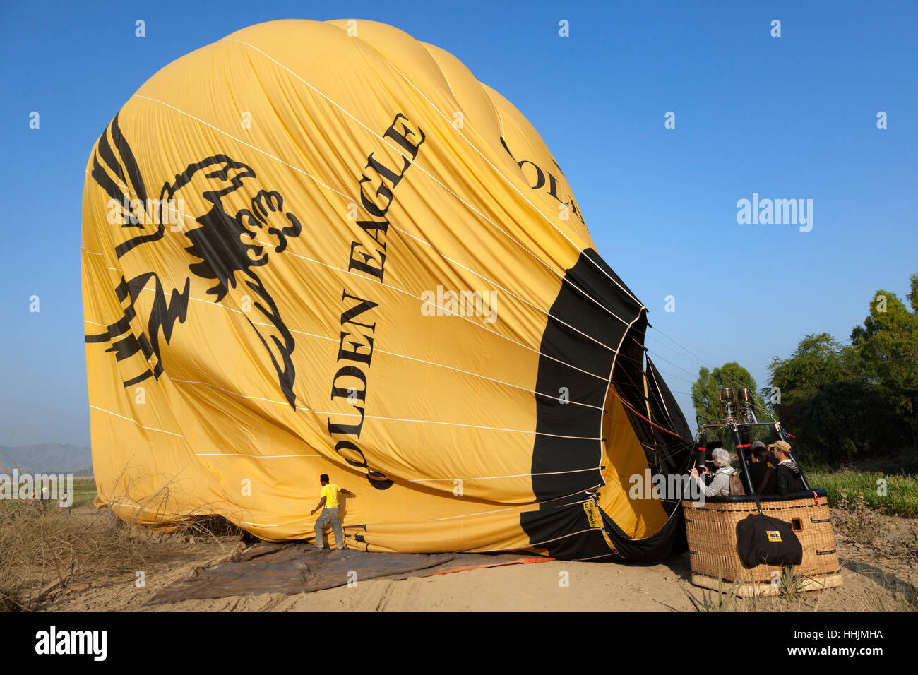 Le dégonflage d'un ballon après son positionnement dans un endroit sûr pour la protection de l'enveloppe (Myanmar). Banque D'Images