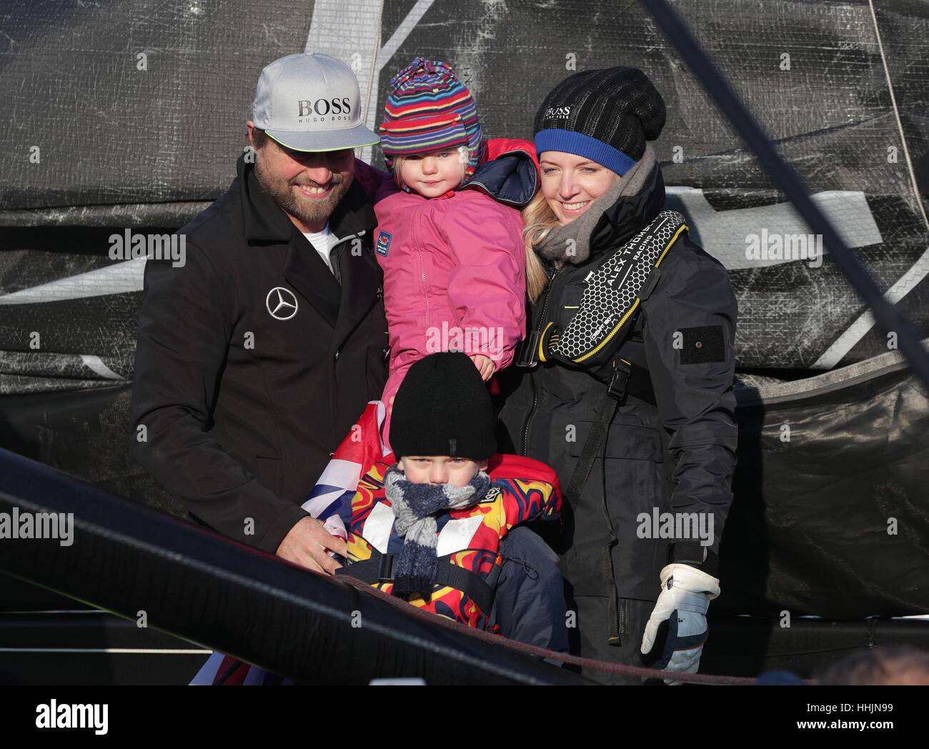 Marin britannique Alex Thomson avec sa femme Kate, fille de la Géorgie et  fils Harry après son entrée en seconde dans le Vendée Globe à la course Les  Sables d'Olonne, à l'ouest