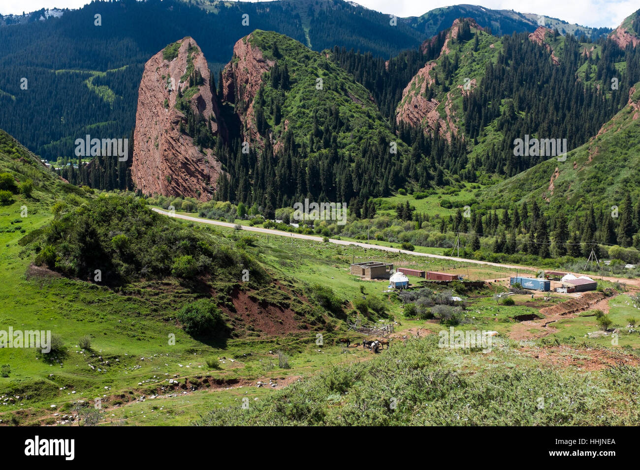 Jeti-Ögüz Rocks ou les sept taureaux sont une caractéristique géographique de la région d'Issyk-Koul, faites de grès , proche de Karakol Banque D'Images