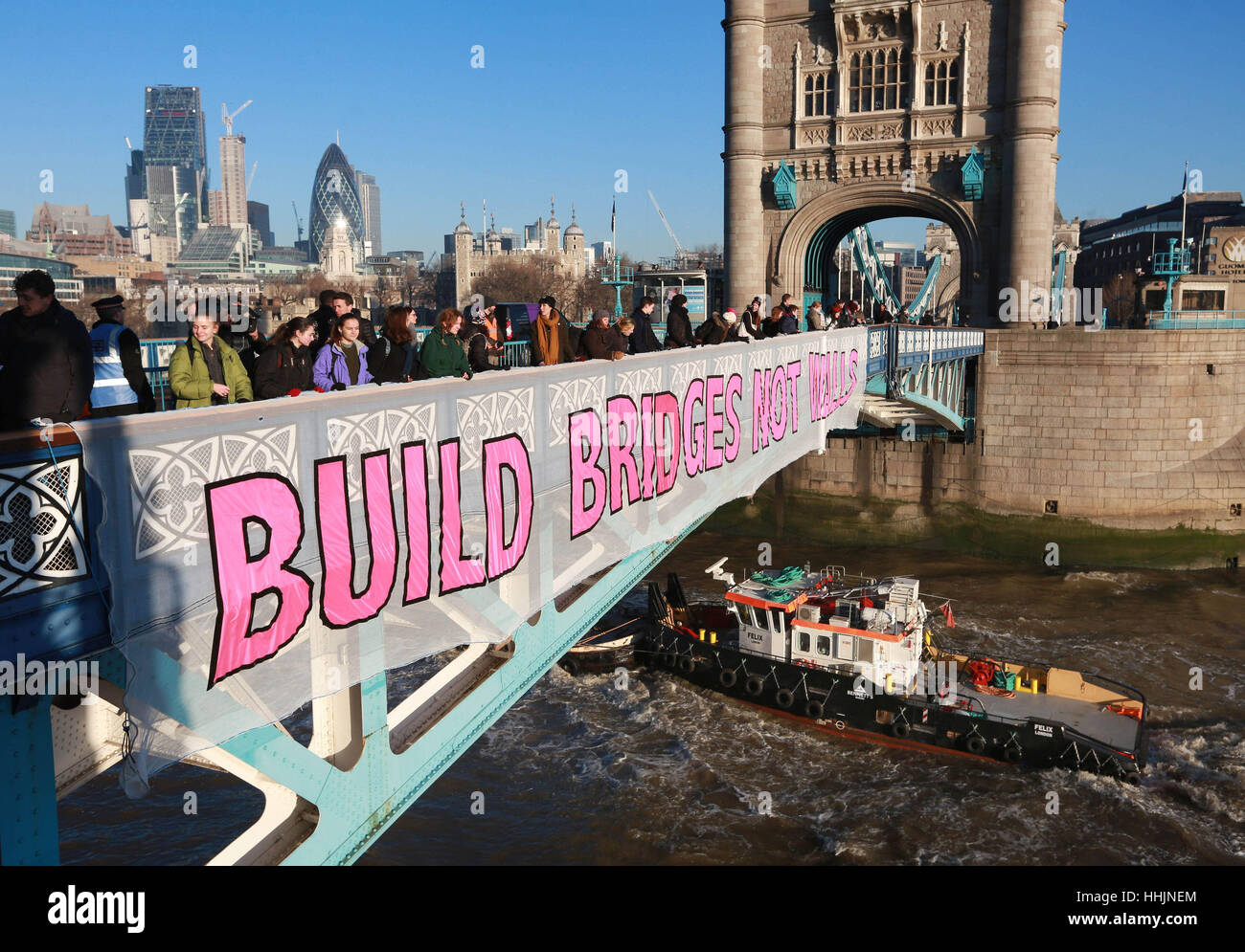 Une bannière est présentée sur le Tower Bridge de Londres, organisé par Bridges Not Walls - un partenariat entre les militants de la base et les militants qui travaillent sur une série de questions, formé à la suite de l'élection de Donald Trump, qui vise à construire des ponts vers un monde libéré de la haine et de l'oppression. Banque D'Images