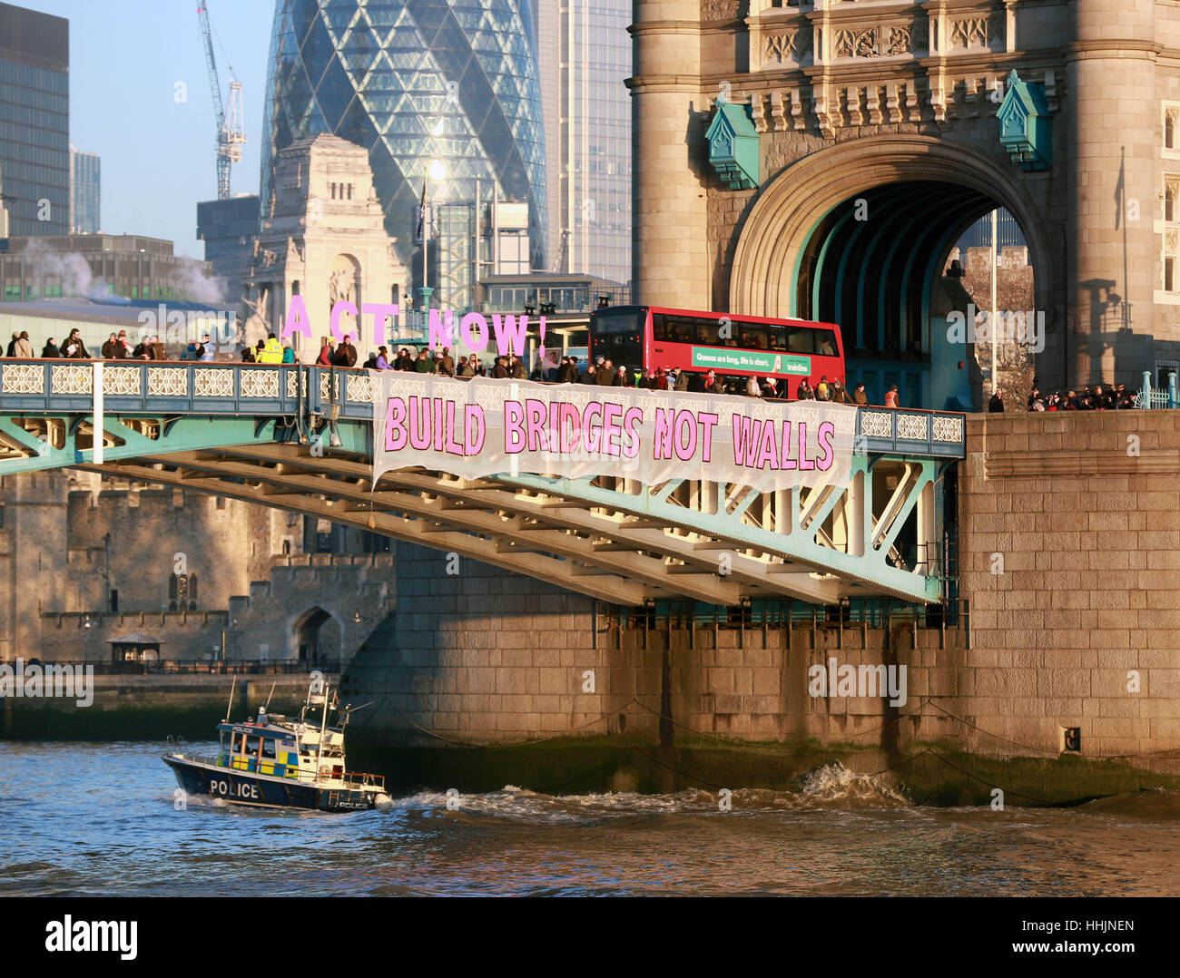 EDITORIAL n'utilisent qu'une bannière est déployé sur le Tower Bridge de Londres, organisée par des ponts pas des murs - un partenariat entre les activistes et les militants travaillant sur une gamme de questions, formé à la suite de l'élection de Donald Trump, qui vise à bâtir des ponts vers un monde sans haine et d'oppression. Banque D'Images