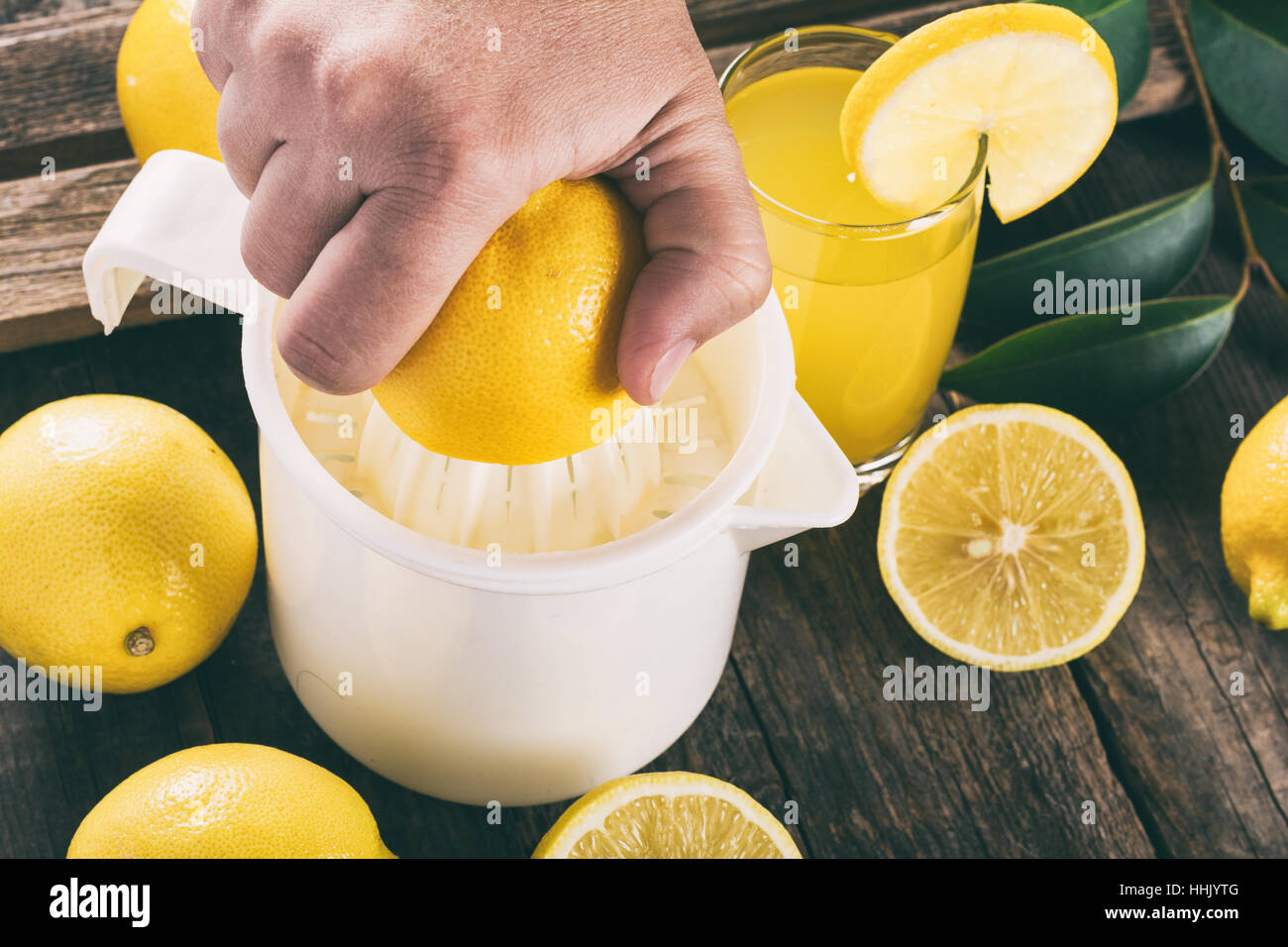 Presser le jus de citron Photo Stock - Alamy